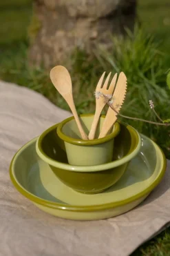 Picknick|Bekers En Mokken*DILLE & KAMILLE Beker, emaille, lichtgroen met een olijfgroene rand, Ø8 CM