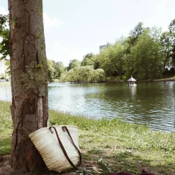 Picknick|Rieten Tassen*DILLE & KAMILLE Boodschappentas, palmblad, lang lederen hengsel