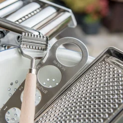Pannen Vol Smaak|Italiaans Koken*DILLE & KAMILLE Deegwieltje/pastasnijder met beukenhouten handvat