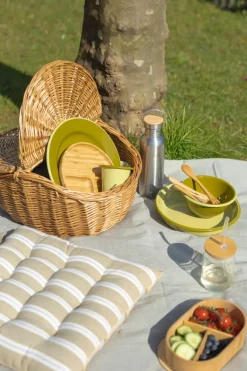 Picknick|Borden*DILLE & KAMILLE Diep bord, emaille, lichtgroen met olijfgroen randje, Ø22 CM