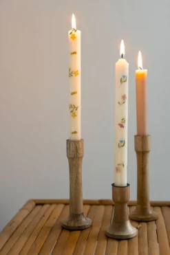 Dinerkaarsen*DILLE & KAMILLE Dinerkaarsen, wit met bijen, 25 cm, 2 stuks