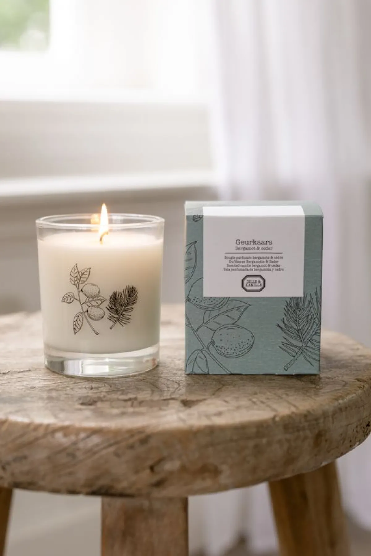 Warm Wonen|Tinten En Texturen*DILLE & KAMILLE Geurkaars, bergamot en ceder, 210 gram