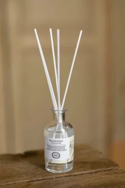 Geurstokjes*DILLE & KAMILLE Geurstokjes, fresia en musk, 100 ml