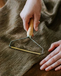 Borstels*DILLE & KAMILLE Kledingontpiller met houten handvat