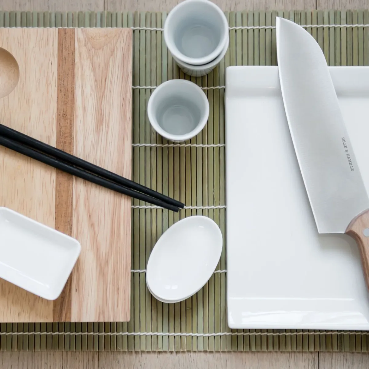 Oosters Koken*DILLE & KAMILLE Sushiplankje met eetstokjes, rubberhout, 25 x 15,5 cm