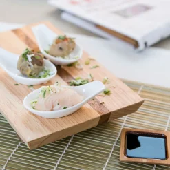 Oosters Koken*DILLE & KAMILLE Sushiplankje met eetstokjes, rubberhout, 25 x 15,5 cm
