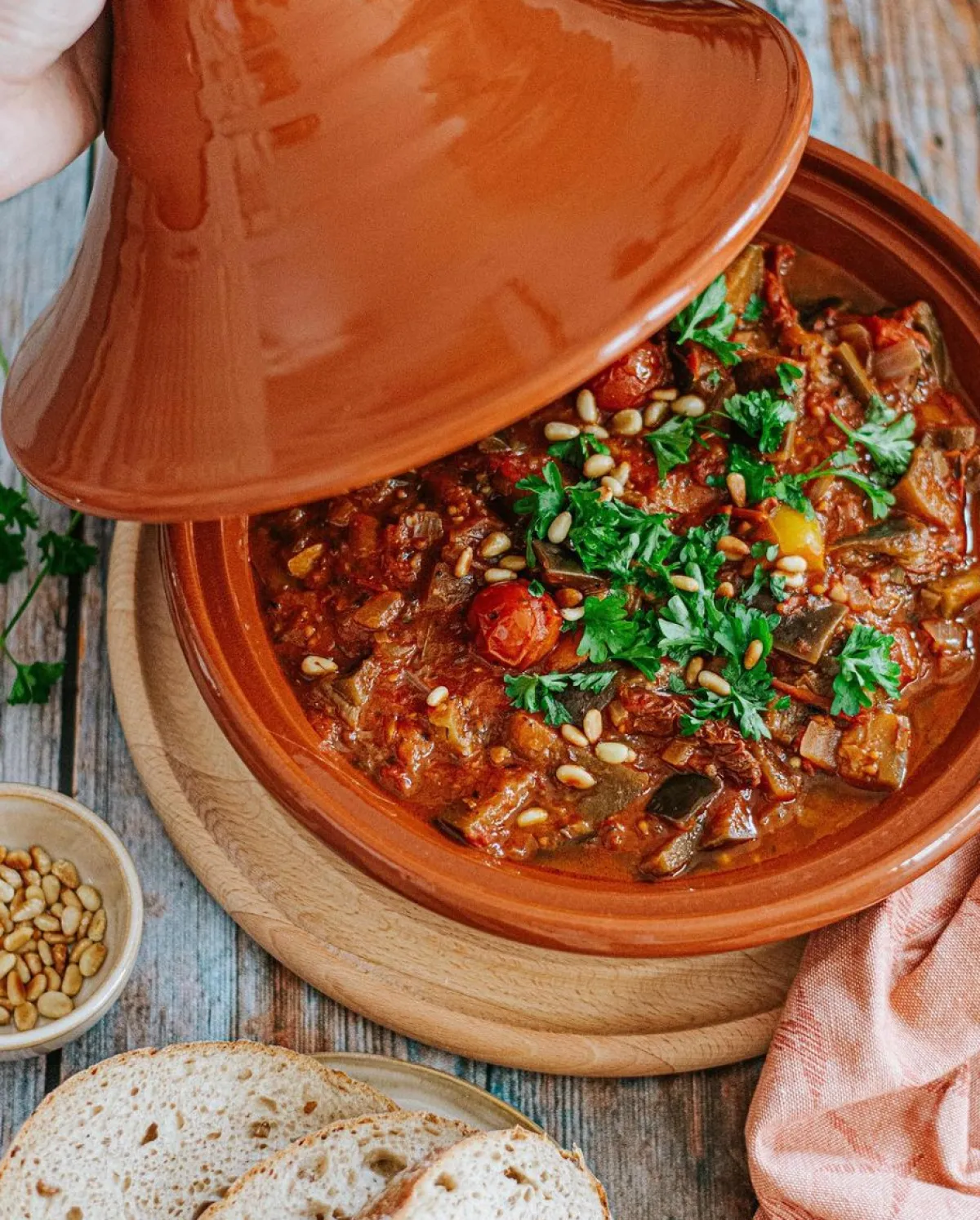 Ovenschalen*DILLE & KAMILLE Tajine, rood aardewerk, 4-6 personen, Ø 29 cm