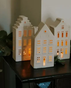 Porseleinen Huisjes|Theelichthouders*DILLE & KAMILLE Theelichthouder, porselein, huisje met klokgevel, 20 cm